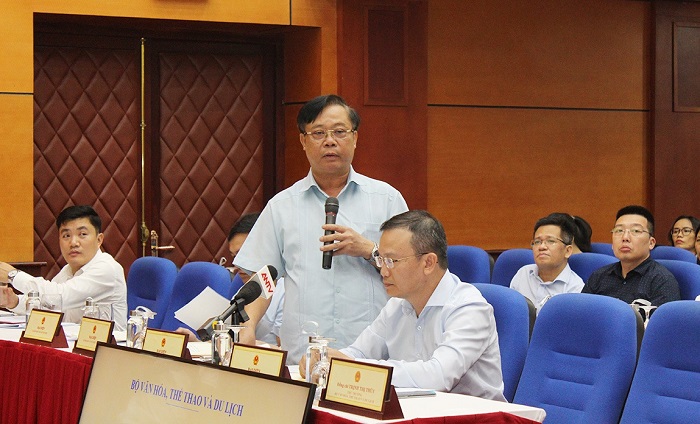 Phó Cục trưởng Cục Du lịch Quốc gia Việt Nam Phạm Văn Thuỷ thông tin tại buổi họp báo